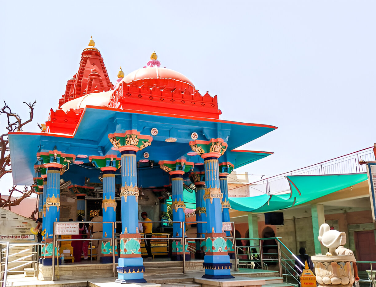 "Pushkar Temple: A Sacred Oasis of Spirituality and Serenity"